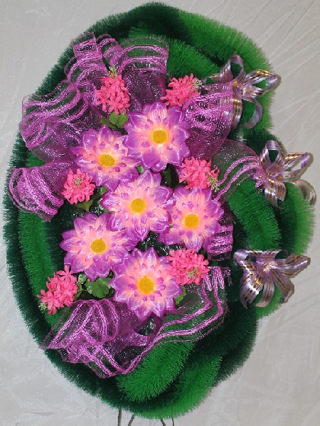 Траурные венки и корзины с живыми цветами